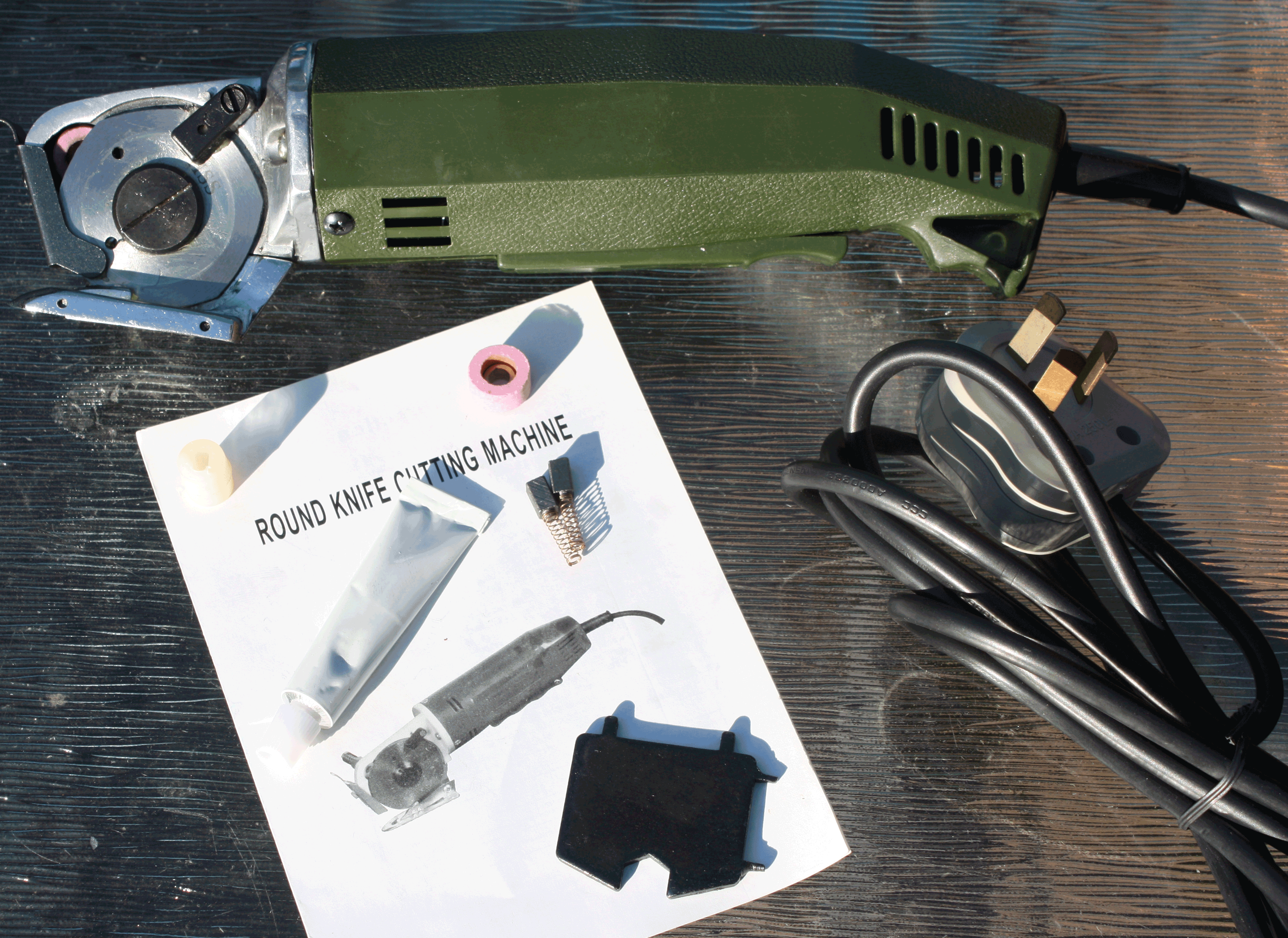 Fabric cutting machine